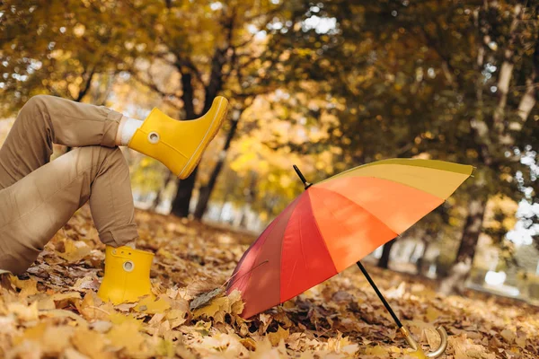 Outono amarelo folha queda conceitual menina parque — Fotografia de Stock