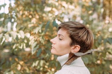 Sonbahar sarı yaprağı kavramsal kız parkına düştü