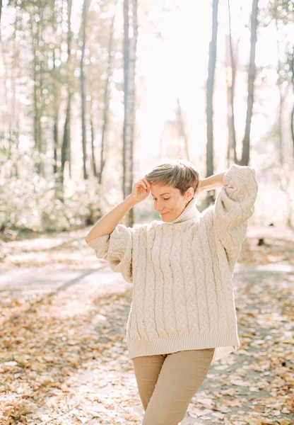 Herfst geel blad vallen conceptueel meisje park — Stockfoto