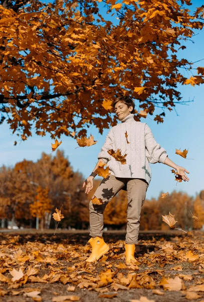 Outono amarelo folha queda conceitual menina parque — Fotografia de Stock