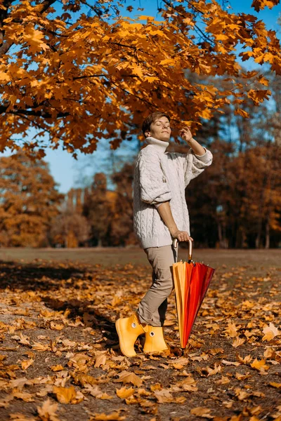 Herfst geel blad vallen conceptueel meisje park — Stockfoto