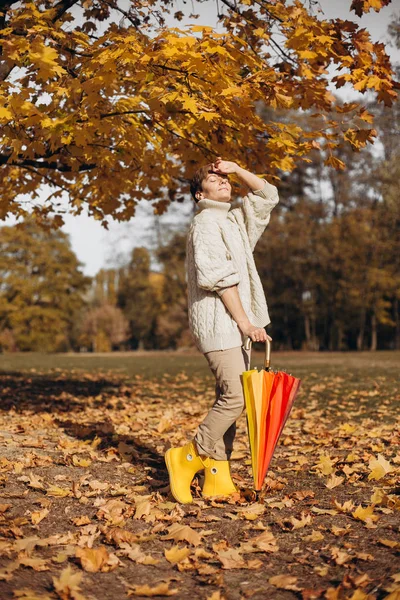 Herfst geel blad vallen conceptueel meisje park — Stockfoto