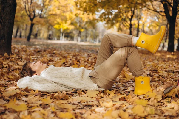 Outono amarelo folha queda conceitual menina parque — Fotografia de Stock