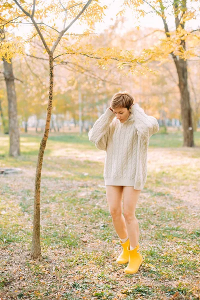 Otoño amarillo hoja caída conceptual chica parque —  Fotos de Stock