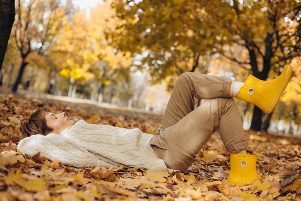 Outono amarelo folha queda conceitual menina parque — Fotografia de Stock