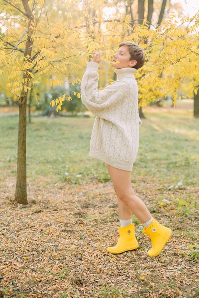 Autunno foglia gialla caduta concettuale ragazza parco — Foto Stock