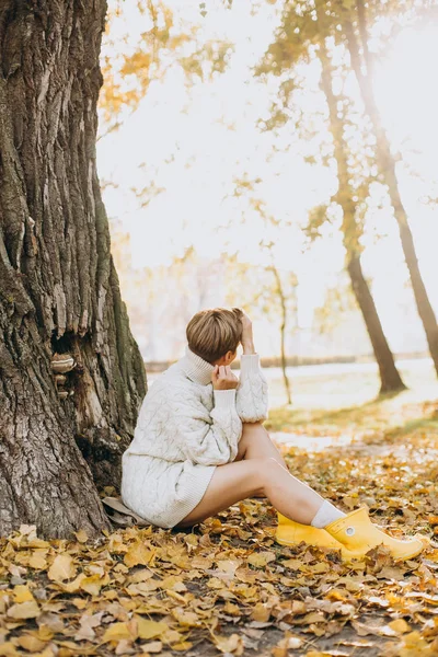 Podzim žlutý list podzim konceptuální dívka park — Stock fotografie