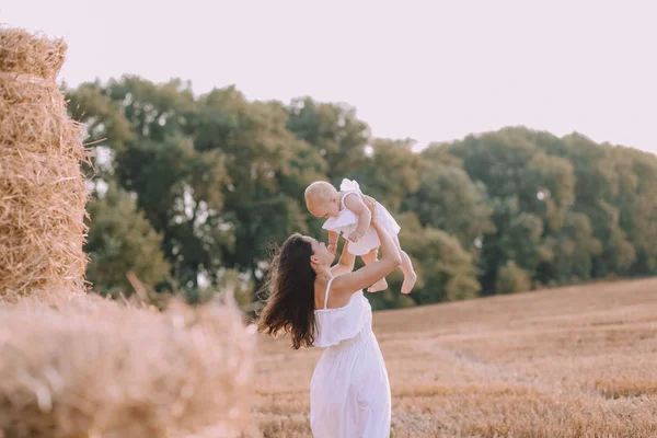 Mor liten dotter vita klänningar fält halm — Stockfoto