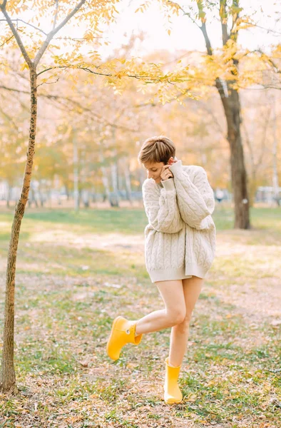 Outono amarelo folha queda conceitual menina parque — Fotografia de Stock