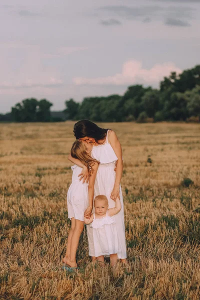 Mother small daughter white dresses field straw — ストック写真