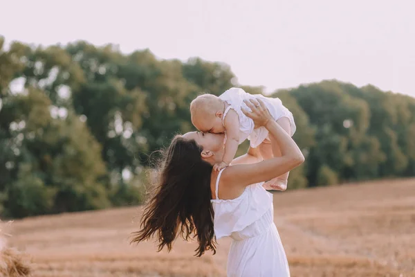 Mor liten dotter vita klänningar fält halm — Stockfoto