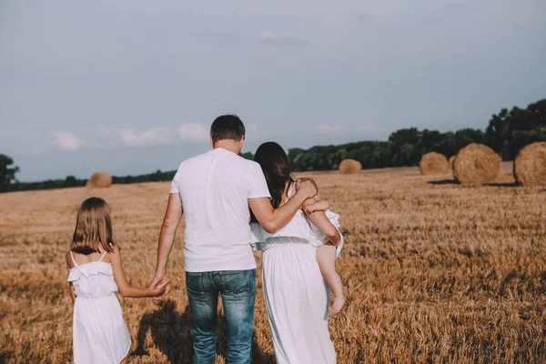 Rodina rodiče děti pole stohy sláma podzim — Stock fotografie