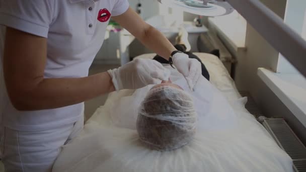 Masker Procedure Een Schoonheidssalon Gezichtsreiniging Cosmetoloog Patiënt — Stockvideo