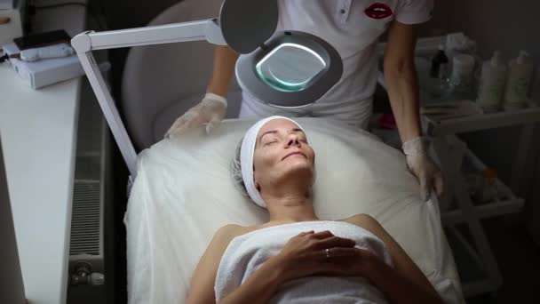 Lupa Con Equipo Luz Procedimiento Salón Belleza Limpieza Facial Cosmetólogo — Vídeos de Stock