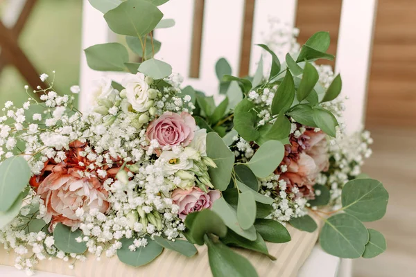 꽃 장식을 하는 꽃 장식 신부 부케 디자인 — 스톡 사진