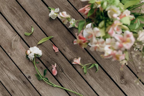 꽃 장식을 하는 꽃 장식 신부 부케 디자인 — 스톡 사진