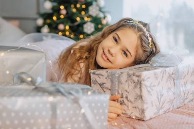 Yeni yıl kızı Noel ağacını hediye eder.