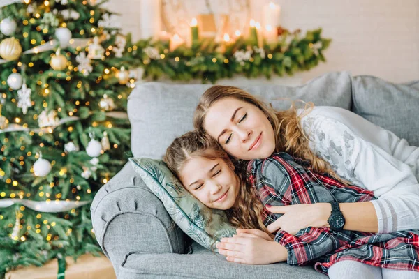 Nový rok rodina dárky radost vánoční strom — Stock fotografie