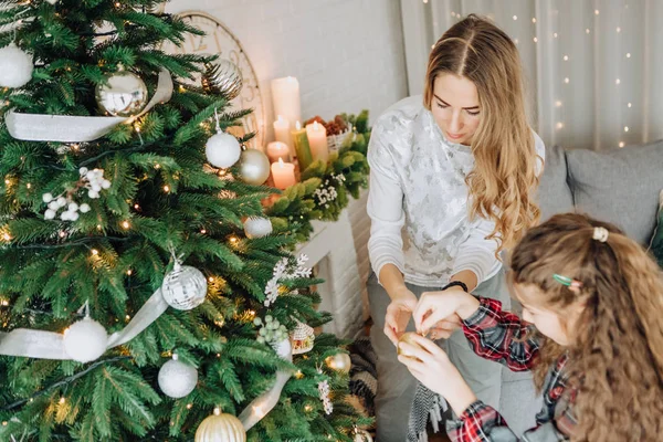 Nowy rok prezenty rodzinne radość choinka — Zdjęcie stockowe