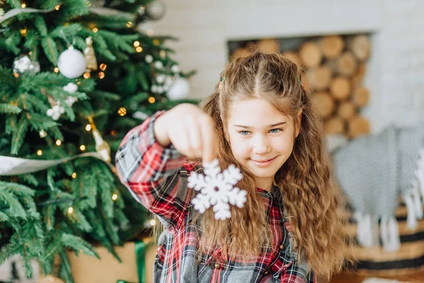 Nový rok dívka dárky radost vánoční strom — Stock fotografie