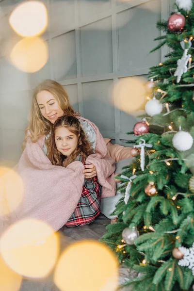 Nový rok rodina dárky radost vánoční strom — Stock fotografie