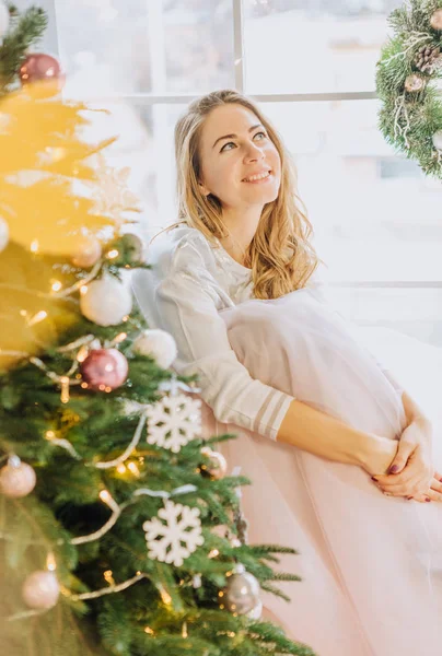 Año nuevo niña regalos alegría árbol de Navidad — Foto de Stock