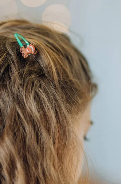 Μαλλιά καρφίτσα κορίτσι σύμβολο Χριστούγεννα κέρατα ελαφιού — Φωτογραφία Αρχείου