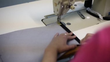 Dikiş makinesinin işleme süreci hasat makinesinin dikişleri ve bağlanan bir şerit.