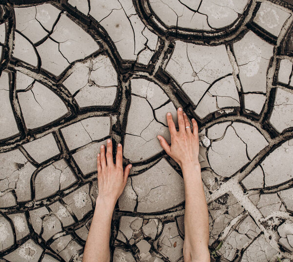 концептуальный вирус болезни треснул сухой земли и кожи заживления рук
