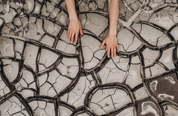 концептуальный вирус болезни треснул сухой земли и кожи заживления рук
