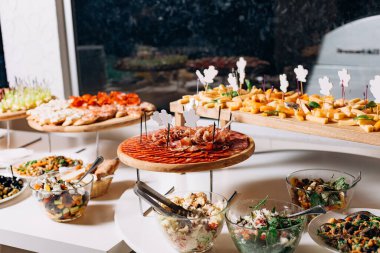 Açık büfe şenliği, peynir, sosis ve et sebze ve meyveli atıştırmalık ekmek.