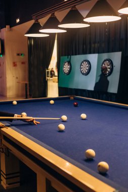 Bilardo masası mavi topları. Oyun çubuğu kolye ışıkları.