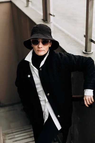 Hipster Donna Alla Moda Cappotto Cappello Nero Occhiali Sole Nella — Foto Stock