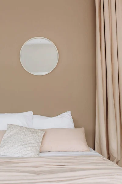 ベッド枕カーテンインテリアテキスタイルアパート快適な色の質感 — ストック写真