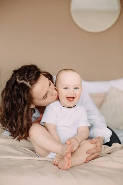 Söt Skratta Baby Hälsa Glädje Lekfulla Känslor — Stockfoto