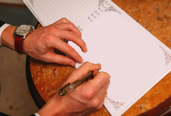Manos Masculinas Que Escriben Cuaderno Abierto Postal Con Pluma Asuntos — Foto de Stock