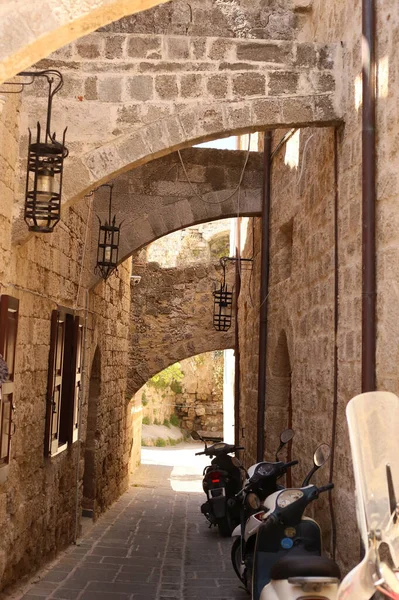 Scooters Estacionamento Uma Rua Estreita Cidade Com Pedra Edifícios Antigos — Fotografia de Stock