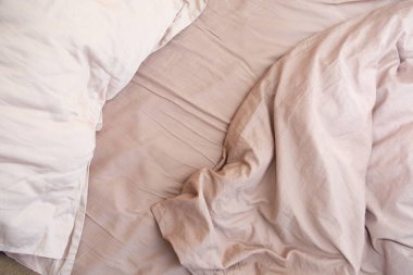 Kırışık çarşaf yastıklar ve yatak odasındaki tekstil dokusunda battaniye.