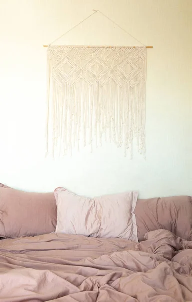 Makrome Duvar Kısmı Kırışık Çarşaf Yastıklar Yatak Odasındaki Tekstil Dokusuna — Stok fotoğraf