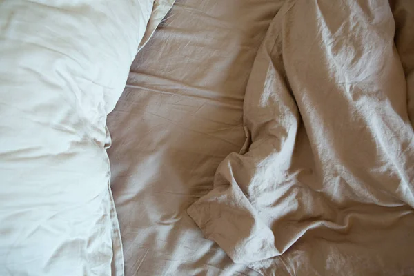 床上折皱的床单枕头和毛毯 家用纺织品质感 — 图库照片