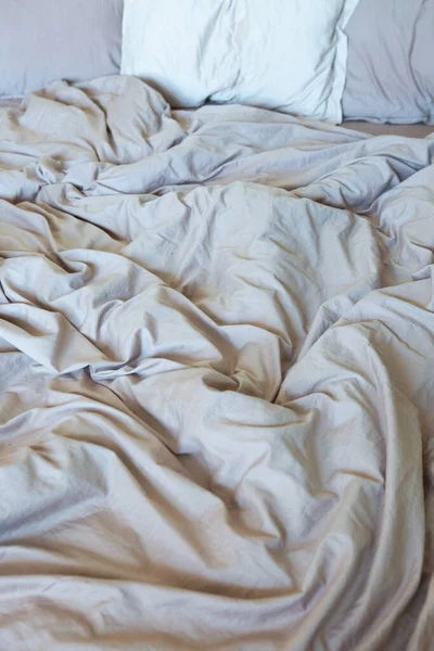 床上折皱的床单枕头和毛毯 家用纺织品质感 — 图库照片