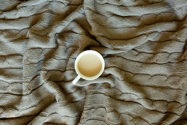 Tea Milk White Cup Beige Knitted Blanket Textural Background — Stock Photo, Image