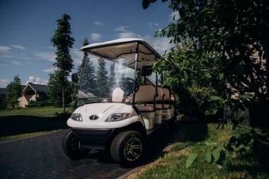 Lüks eko oteldeki elektrikli araba evin yakınında park edilmiştir.