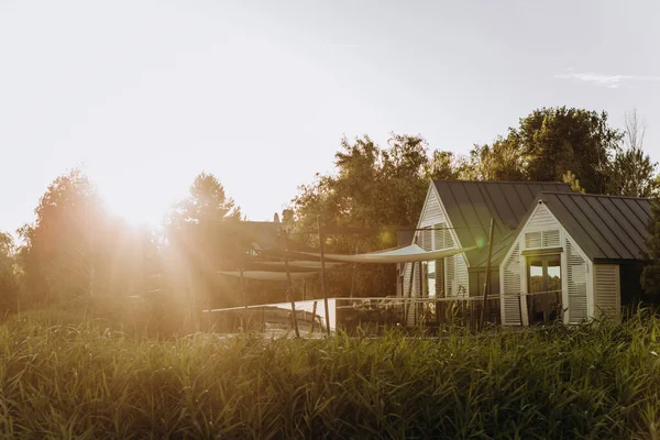 Raios Sol Pôr Sol Casa Pela Água Zona Privada Eco — Fotografia de Stock