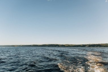 Bir tekneden sahil manzaralı panorama su turizmi