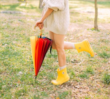 Sonbahar sarı yaprağı parka düştü kavramsal kız.