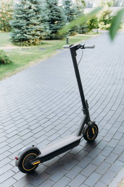Yaya parkı eko teknolojisinde elektrikli scooter.