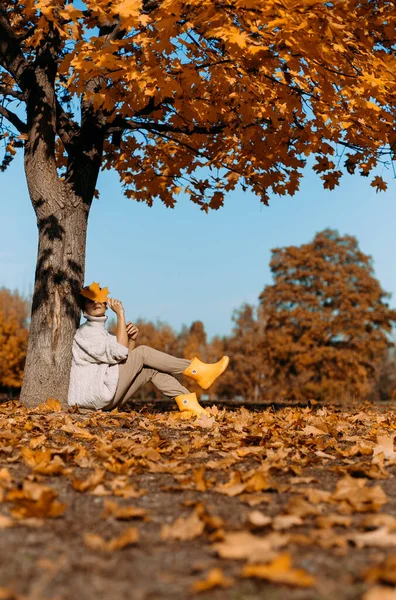 Herfst Geel Rubber Laarzen Blad Vallen Conceptueel Meisje Het Park — Stockfoto