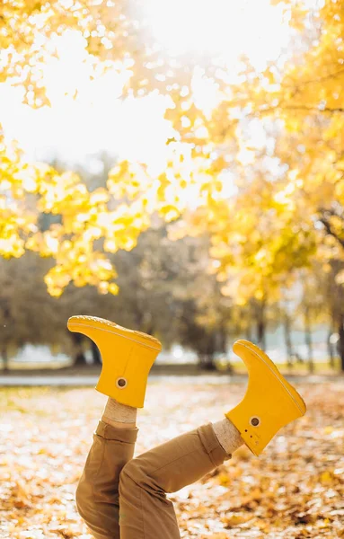 Outono Amarelo Folha Cair Menina Conceitual Parque — Fotografia de Stock