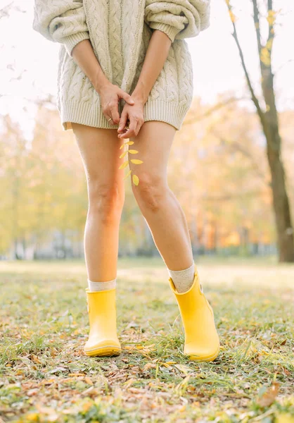 Outono Amarelo Folha Cair Menina Conceitual Parque — Fotografia de Stock